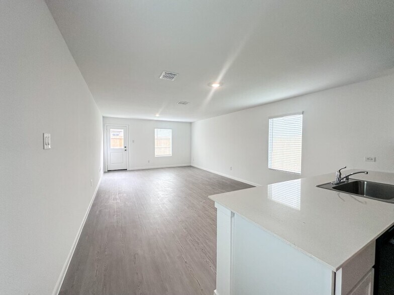 Building Photo - 910 Sandhill Crane Ln