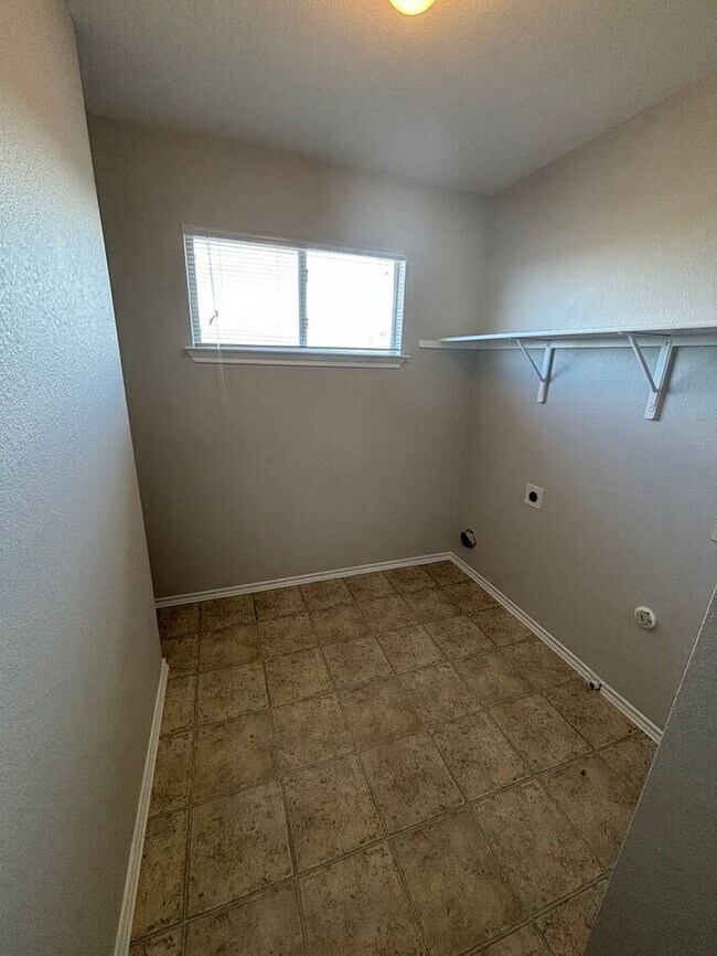 Building Photo - Spacious & Bright 4-Bedroom Home with Mode...