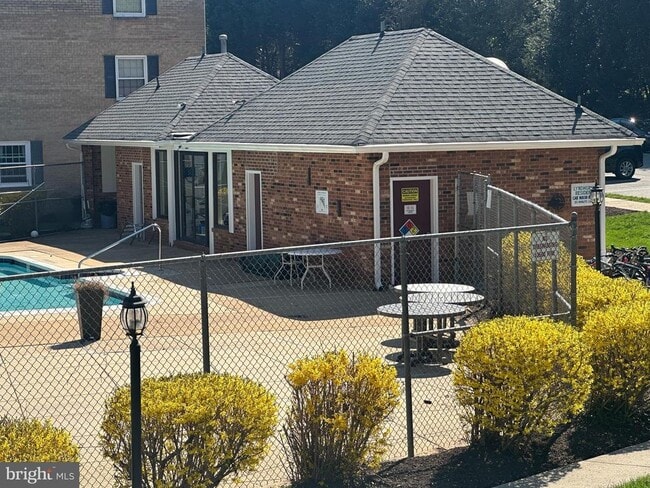 Building Photo - 3945 Lyndhurst Dr