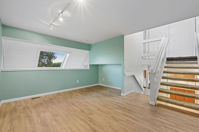 Building Photo - Lakeside living in 3-bedroom, multi-story ...