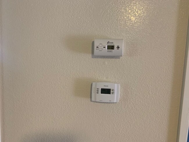 Building Photo - 2 Bedroom, 1 Bath apartment