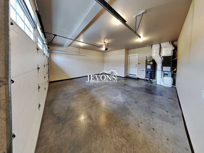 Building Photo - $500 off your first month’s rent!