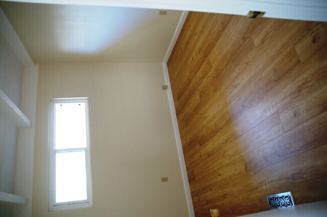 Building Photo - 220 Shoreview Dr