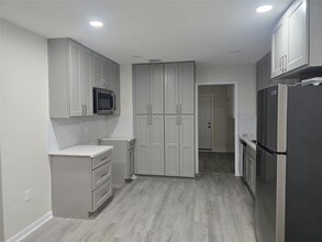 Building Photo - 10518 Royal Oaks Dr