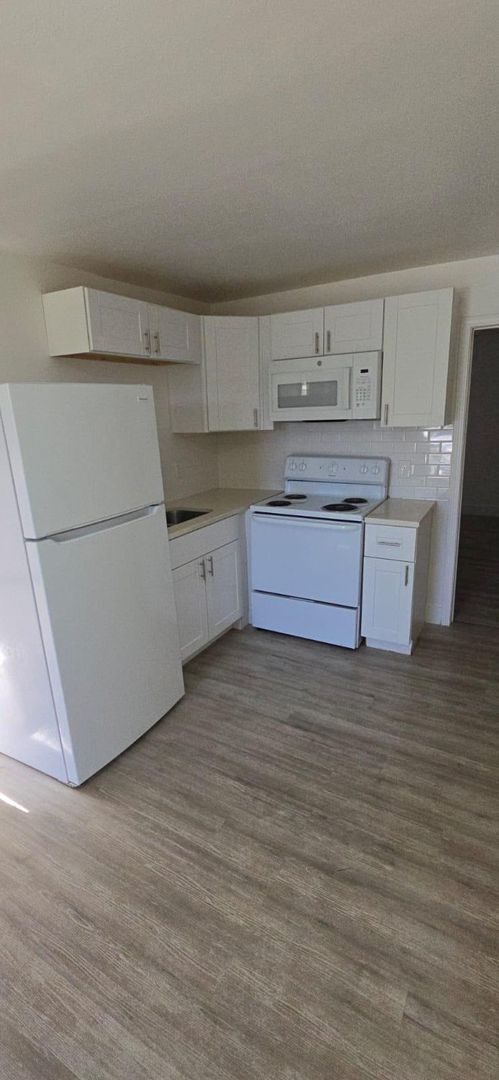 Building Photo - Charming Studio Unit for Lease – Cozy Livi...