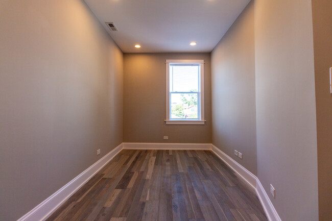 Building Photo - 2850 W Barry Ave