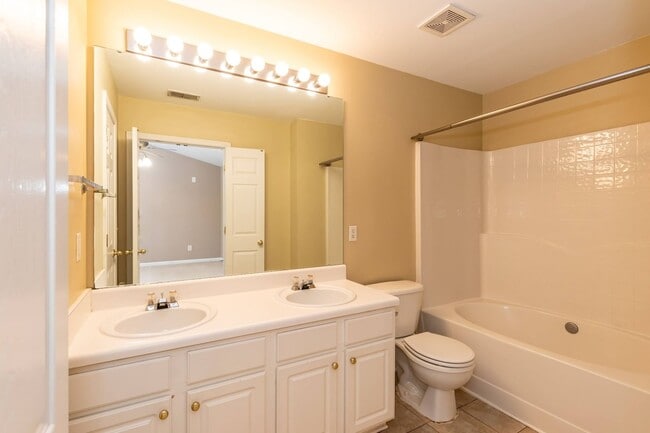 Building Photo - Beautifully Maintained Home!