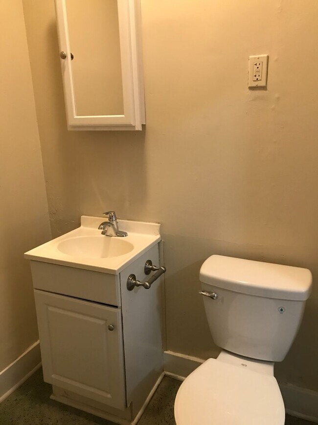 Building Photo - Recently Remodeled Studio Apartment