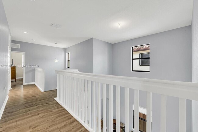 Building Photo - 581 SE 34th Ter