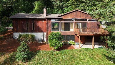 Building Photo - Hilltop Home in West Linn w/ 3 Bed and 2 Bath