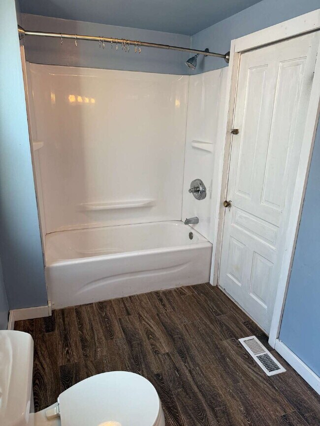 Building Photo - Charming 4 Bedroom Home with 2 Full Baths in Grand Rapids