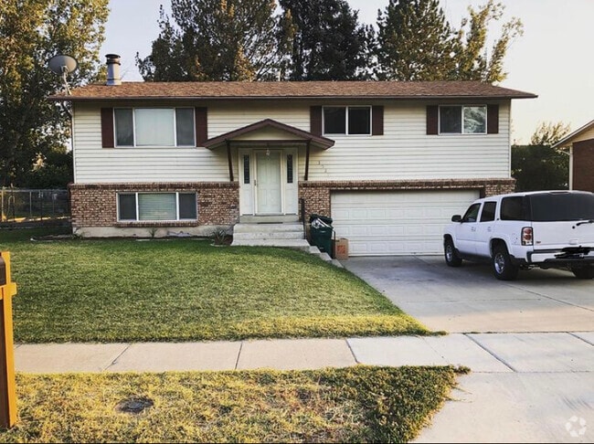 Front - 3027 W 4375 S