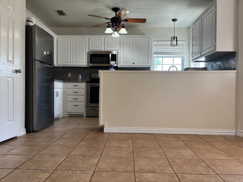 Building Photo - 3802 Notre Dame Cir