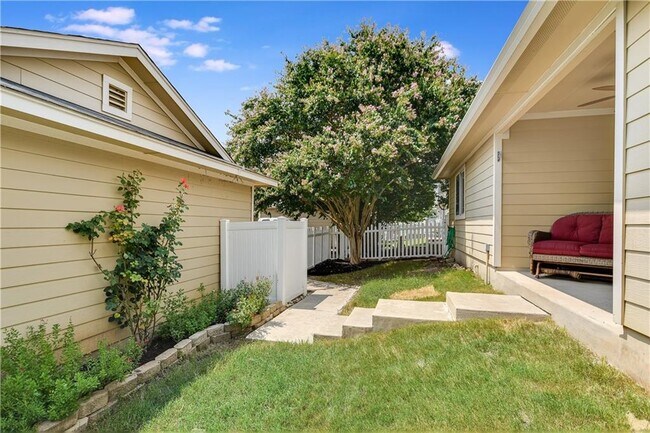 Building Photo - 513 Freeland Path