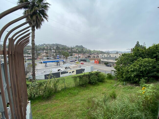 Building Photo - 3030 Valle Vista Dr