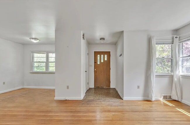 Building Photo - Private 1 bedroom
