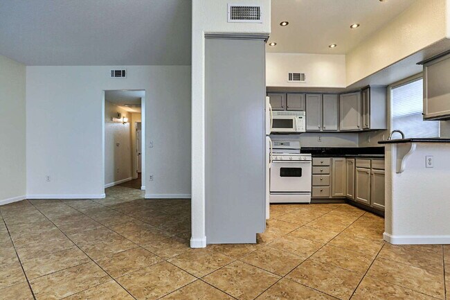 Building Photo - Spacious 1st floor condo in Henderson