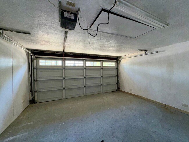 Building Photo - 6109 Golden Dawn Way