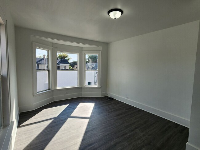 Building Photo - large 2 bedroom upper near Racine Zoo