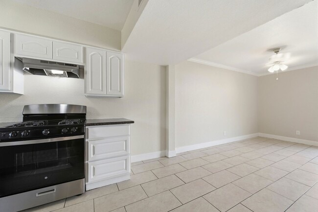 Building Photo - FULLY REMODELED MODERN SPACIOUS TOWNHOUSE!!!