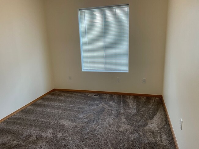 Building Photo - 1703 Fairway Dr NE