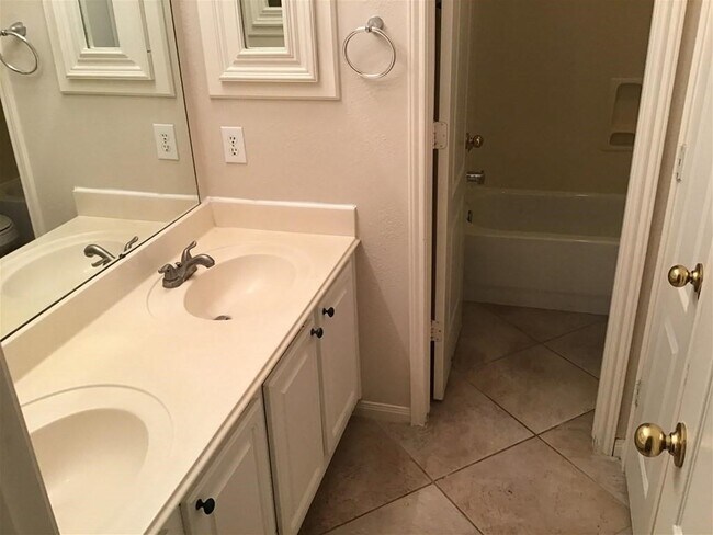 Building Photo - 1830 Arrowhead Ct