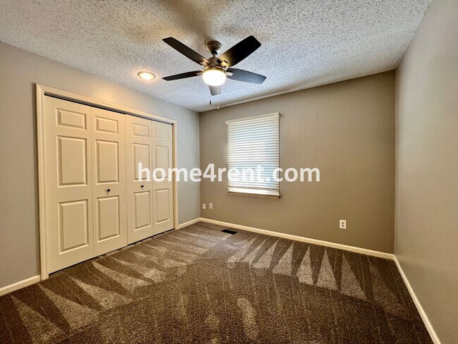 Building Photo - Maintenance Free Living w/ Hardwood Floors, Open Layout, Granite Counters, Finished Basement!