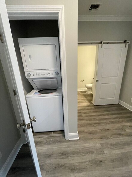 Laundry room - 320 Howe Ave
