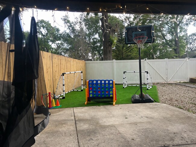 Building Photo - 1204 E Lambright St