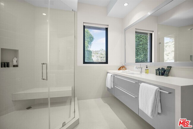 Building Photo - 2501 Zorada Dr