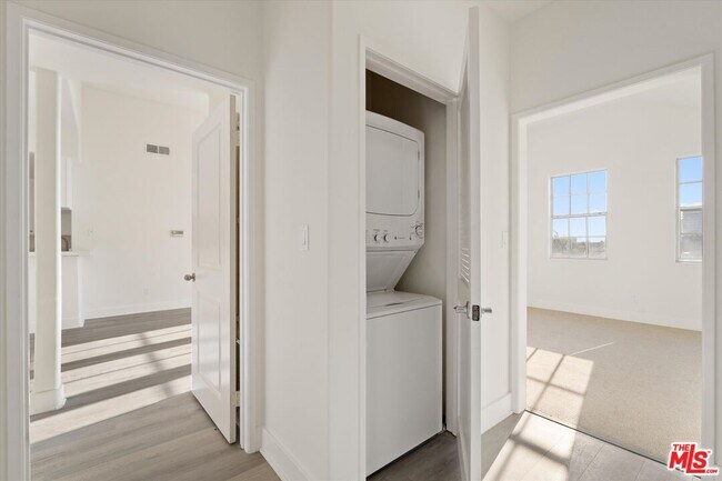 Building Photo - 1225 Armacost Ave