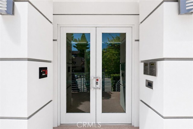 Building Photo - 401 N Serrano Ave