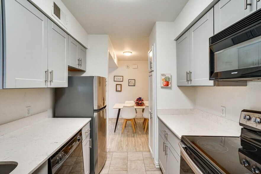 Building Photo - 6648 E Lovers Ln