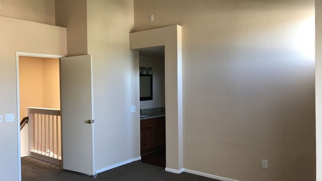 Building Photo - 2 Bed, 2.5 Bath Two-Story Condo with Garage