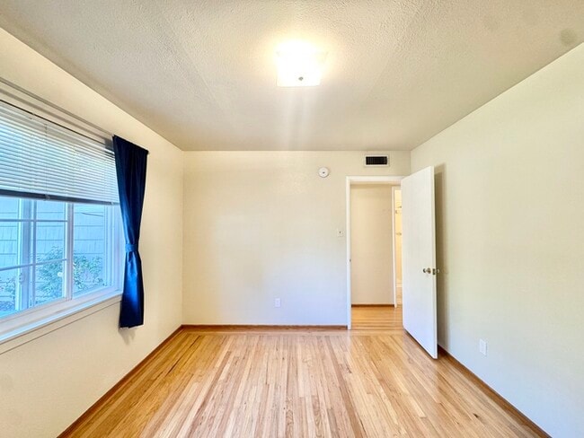 Building Photo - Stunning 3-bedroom, 2-bathroom home with a bonus room/office!