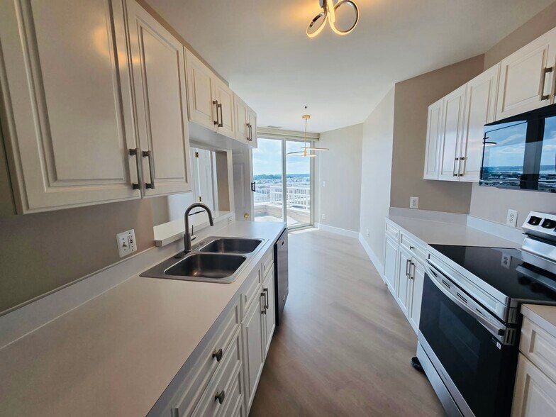 Building Photo - 100 Harborview Dr