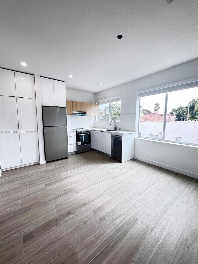 Building Photo - 2855 Royal Palm Ave