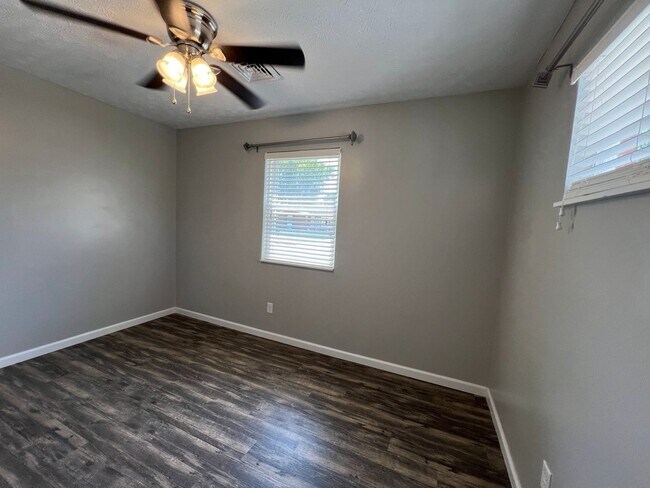 Building Photo - 2128 Virginia Dr