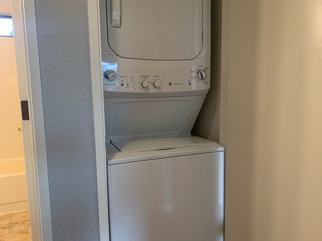 Building Photo - 319 Glenn St