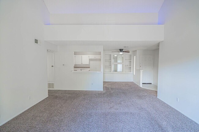 Building Photo - Santa Fe Double Primary Condo in Valencia!