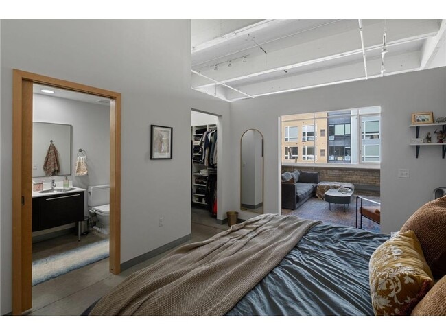 Building Photo - 700 N Washington Ave