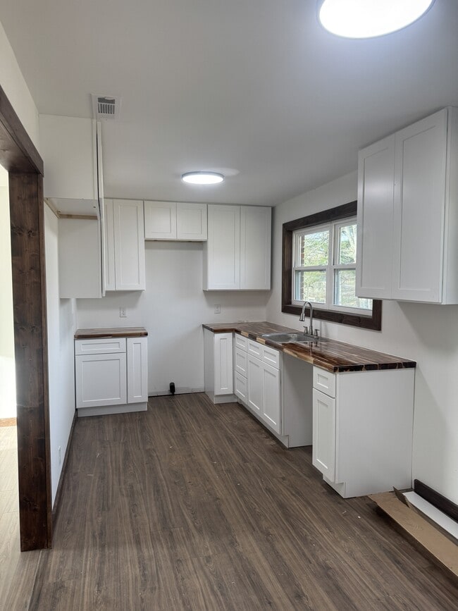 Building Photo - 914 Croft Cir