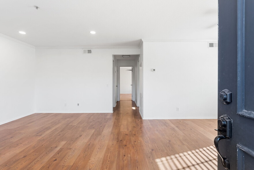 Building Photo - 155 N Cross Creek Rd