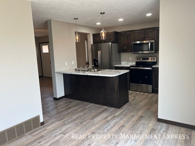 Building Photo - Beautiful 3 Bedroom 1.5 Bathroom Townhome!