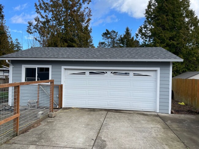 Building Photo - 1/2 off 1st Month's Rent - Birch Bay Villa...