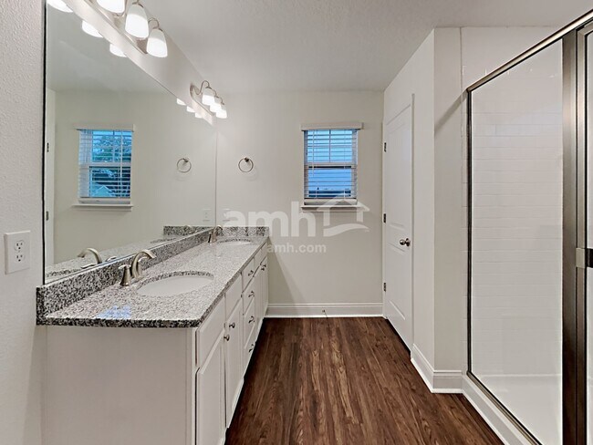 Building Photo - 945 Heavenly Drive