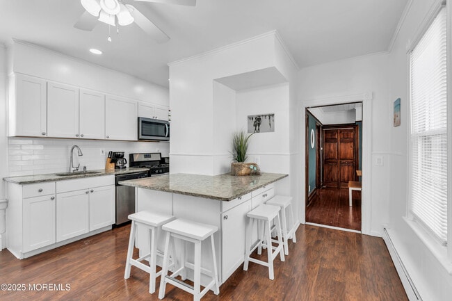 Building Photo - 6 Center St