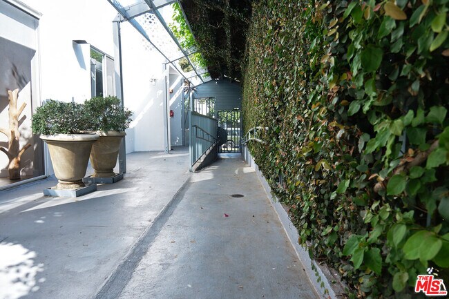 Building Photo - 842 11th St