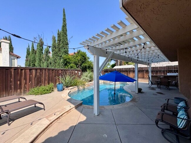 Building Photo - Beautiful 4 Bedroom Pool Home with Solar i...