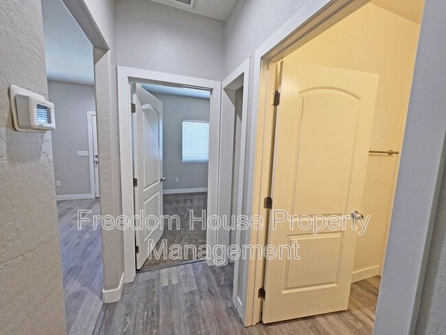 Building Photo - 1121 Sixshooter Ave